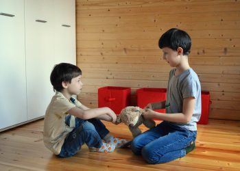 Begini Tips Mengatasi Anak Pelit?