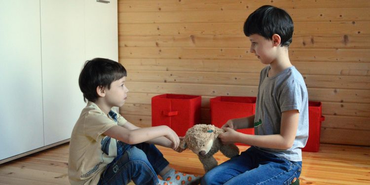 Begini Tips Mengatasi Anak Pelit?