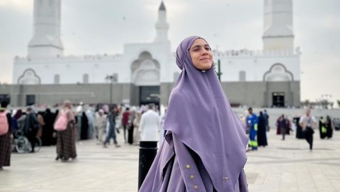 Gaya Busana Para Artis dan Influencer Ketika Umrah