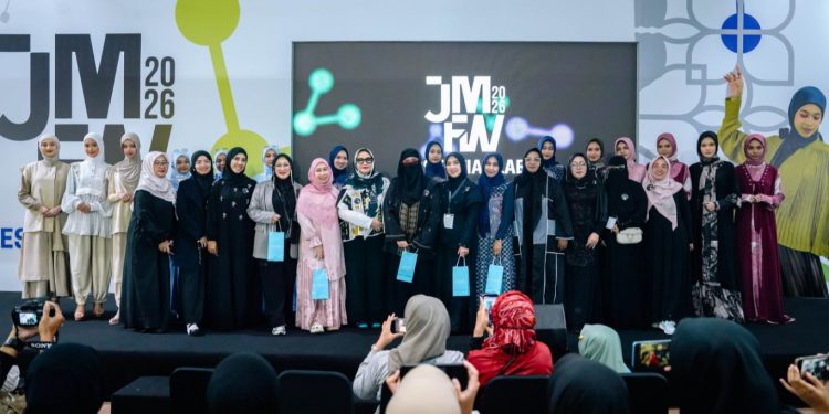 Trunk Show Eksklusif HijabersMom Community Ramaikan Panggung Komunitas JMFW 2026