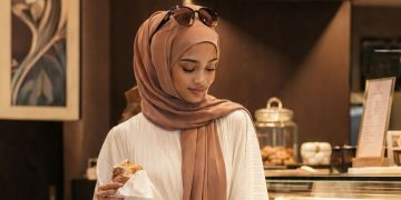 7 Warna Pashmina yang Cocok untuk Kulit Sawo Matang, Bikin Wajah Tampak Cerah dan Fresh