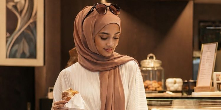 7 Warna Pashmina yang Cocok untuk Kulit Sawo Matang, Bikin Wajah Tampak Cerah dan Fresh