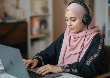 5 Manfaat Mendengarkan Musik Saat Bekerja, Bikin Fokus Naik dan Stres Langsung Berkurang