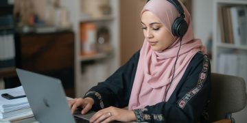 5 Manfaat Mendengarkan Musik Saat Bekerja, Bikin Fokus Naik dan Stres Langsung Berkurang