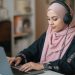 5 Manfaat Mendengarkan Musik Saat Bekerja, Bikin Fokus Naik dan Stres Langsung Berkurang